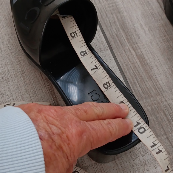 GUCCI..RUBBER HEEL SLIDES..SIZE 39 - Picture 8 of 8